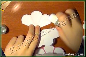 Склеиваем детали открытки